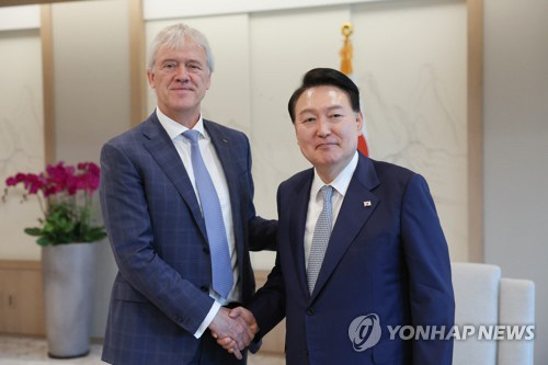 윤석열 대통령이 지난 7월 서울 용산 대통령실 청사에서 피터 베닝크 네덜란드 ASML 회장을 접견하고 있다. 대통령실 제공.